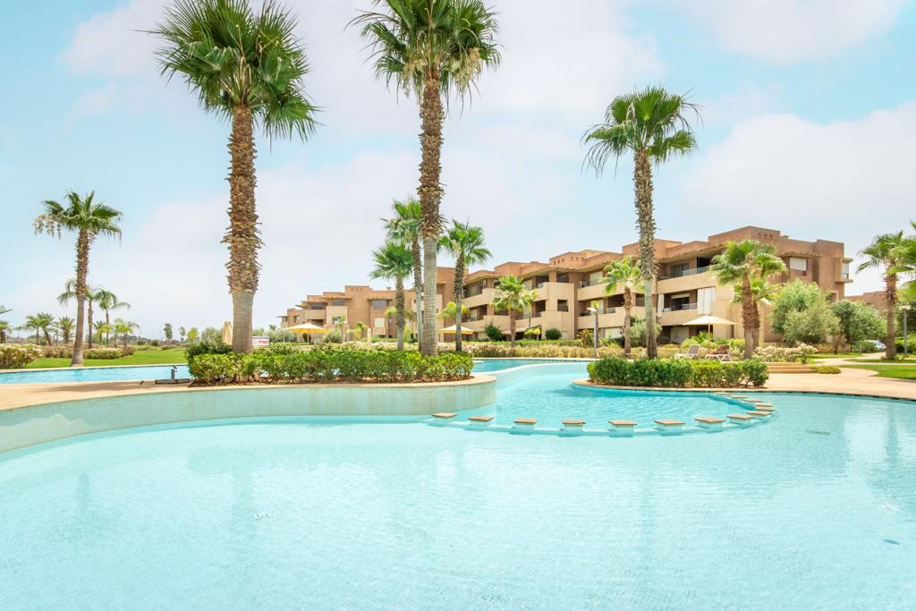 Rez-de-jardin en résidence avec golf, jardin privé & piscine